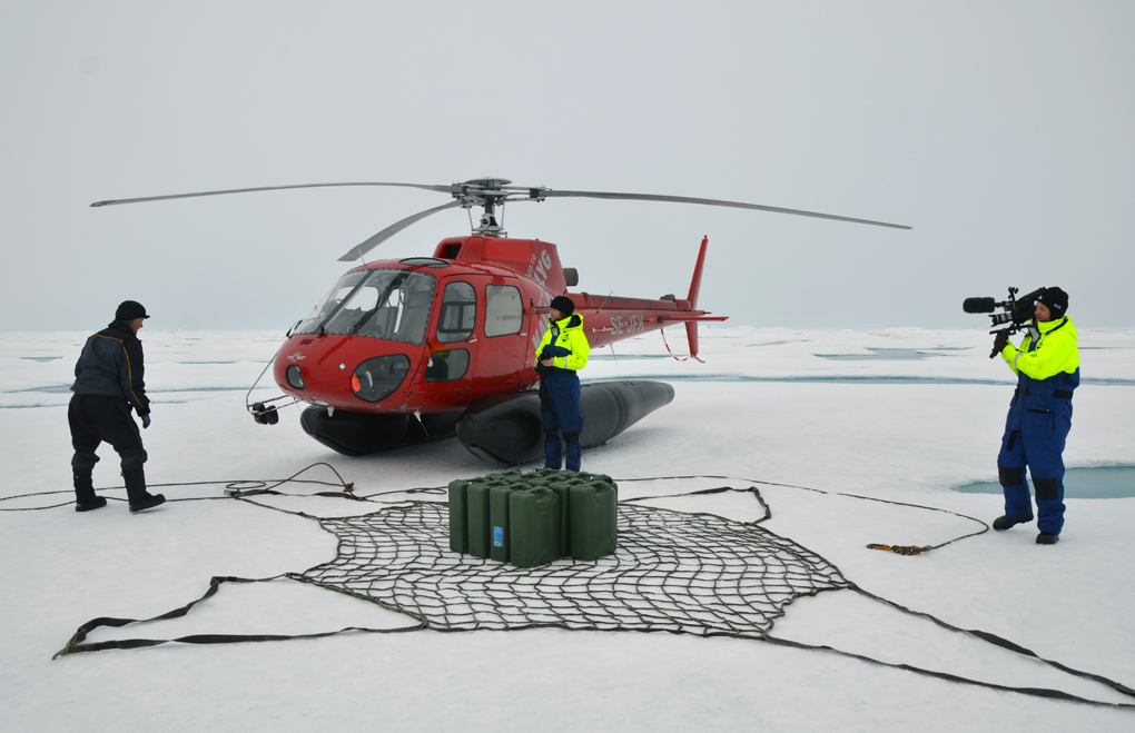 Forskarna samlar in dunkar med vattenprover. Proverna transporteras med helikopter tillbaka till forskningsfartyget Oden. Foto: Pauline Snoeijs Leijonmalm