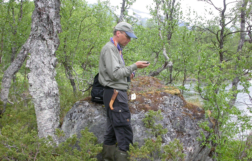 Forskaren Åke Lindström stämmer av sin GPS för att kunna räkna fåglarna längs en förutbestämd linje i terrängen. Foto: Richard Ottvall