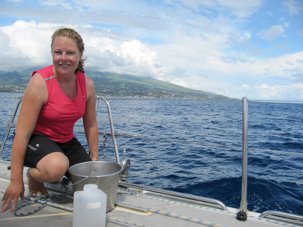 Anna Kärrman, docent i kemi vid Örebro universitet, ombord segelbåten Sea Dragon utanför Tahiti i Franska Polynesien. Hon har precis tagit ett vattenprov för att senare undersöka halten av fluoralkylsyror. Foto:privat