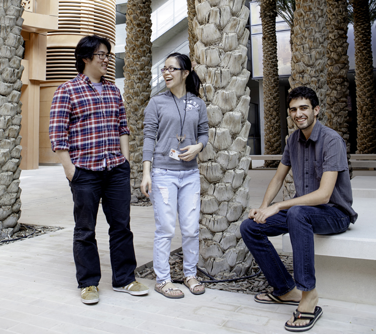 Benjamin Chang och Chia-Yun Lai från Taiwan och Harry Apostoleris från USA studerar för att ta sina masterexamen i Masdar city. De lockades av möjligheten att plugga utomlands och av de fördelaktiga villkoren. Utländska masterstudenter får gratis boende och 1 000 euro i månaden för att studera här. Foto: Lisa Brunzell