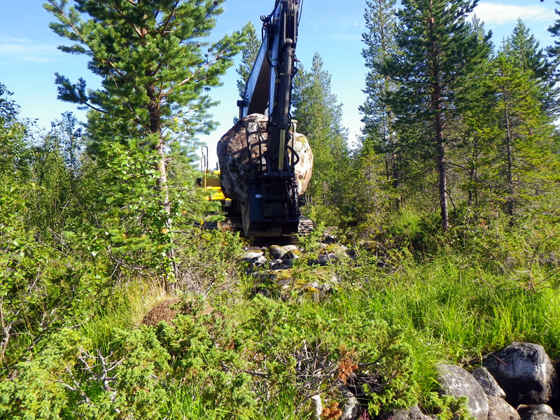 Stenblock flyttas från skogen till vattnet. Foto: Daniel Jonsson