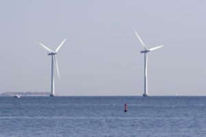 Två vindkraft till havs som är en del av bioekonomin, eftersom vindkraft är förnybar.