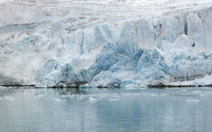 Stora ismassor som smälter ner i havet, vilket är en konsekvens av klimatförändring