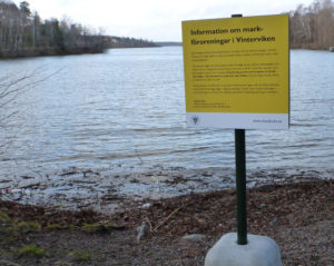 En skylt varnar för höga halter av miljögifterna bly och arsenik vid Vinterviken, strax utanför Stockholm.
