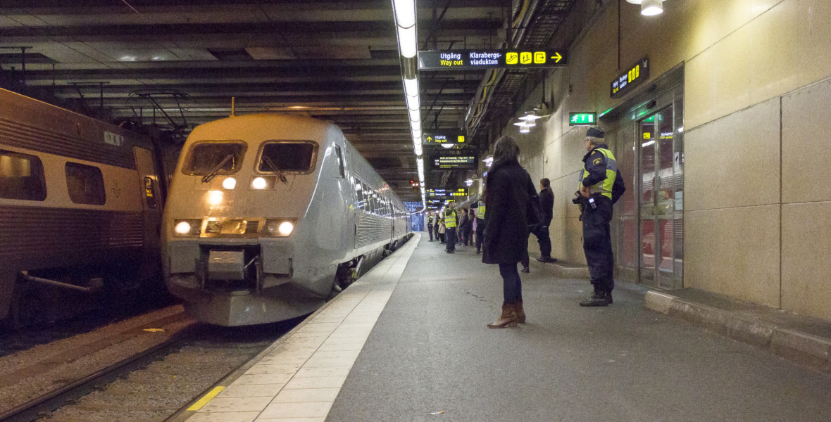 Tåg anländer till station