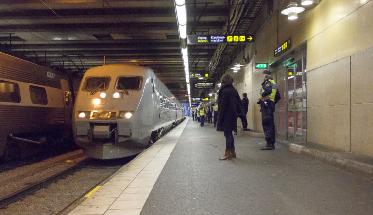 Tåg anländer till station