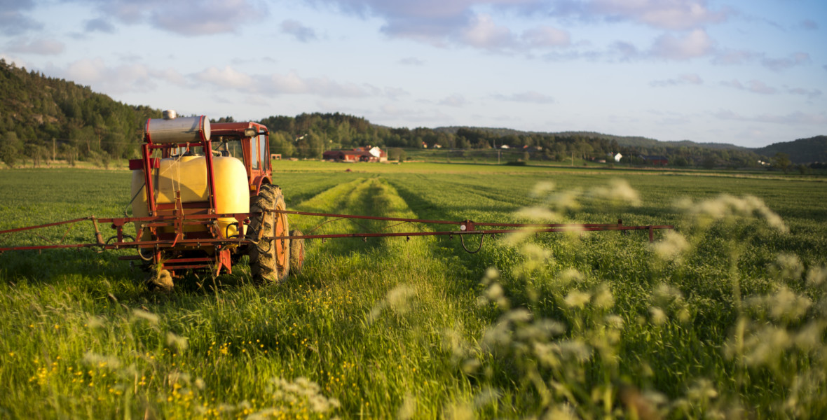 Traktor i odlingslandskap