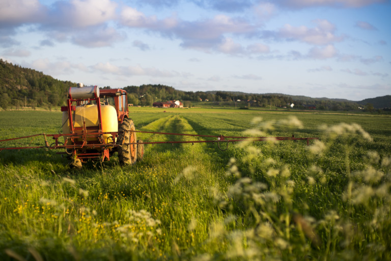 Traktor i odlingslandskap