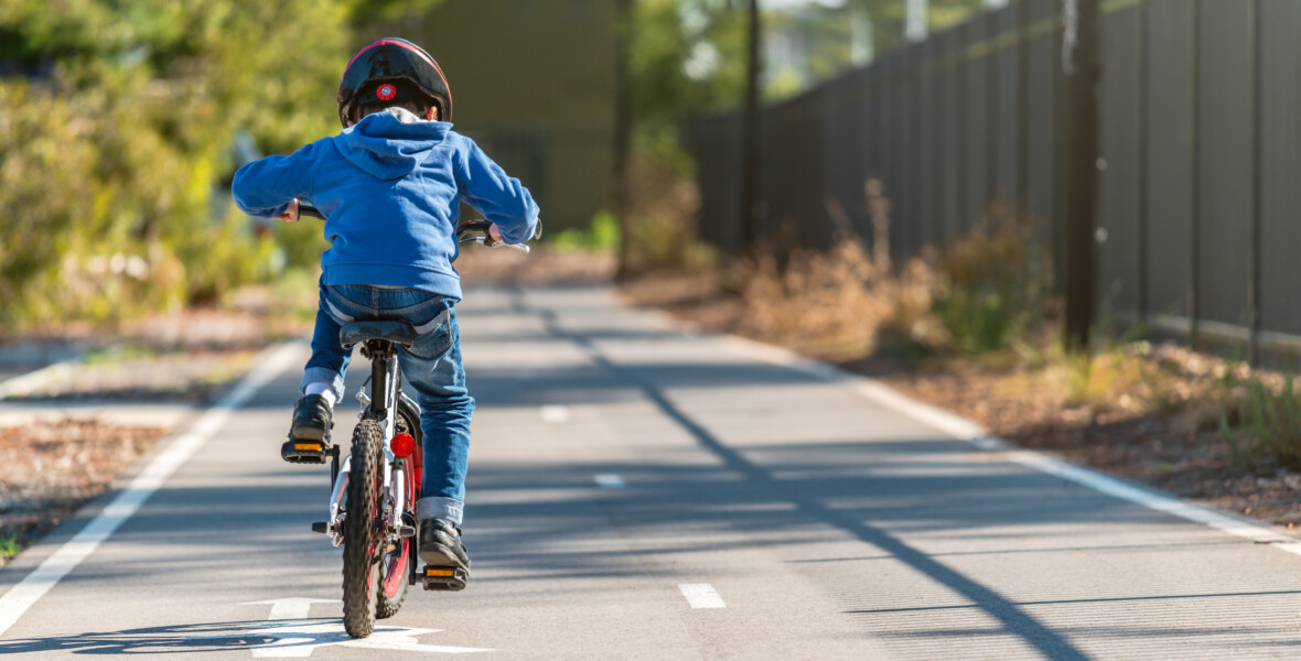 Barn som cyklar