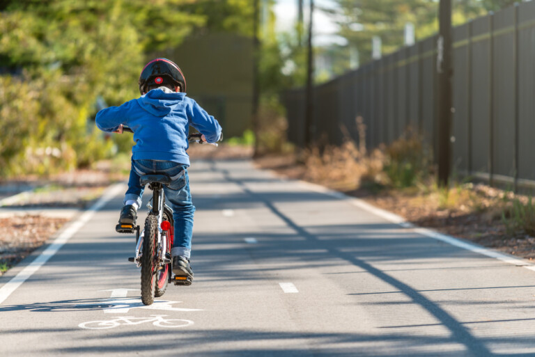 Barn som cyklar