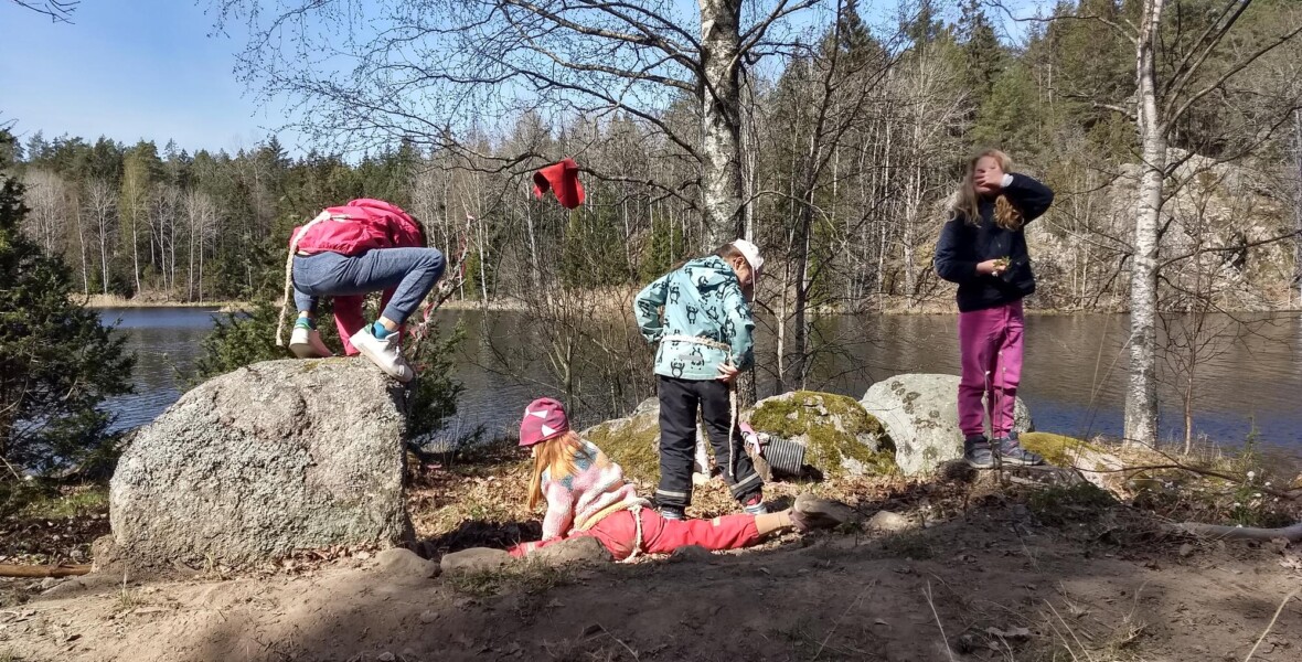 Barn i skog