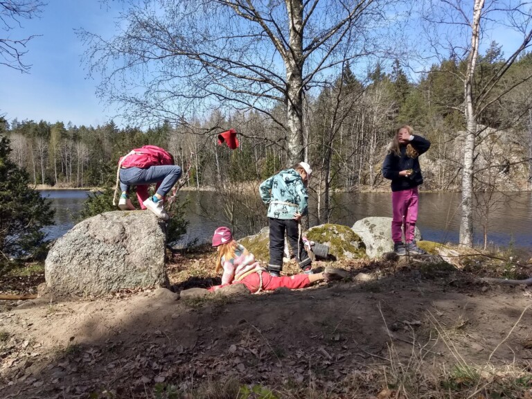 Barn i skog