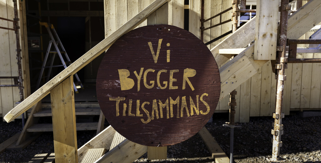 Skylt "Vi bygger tillsammans"