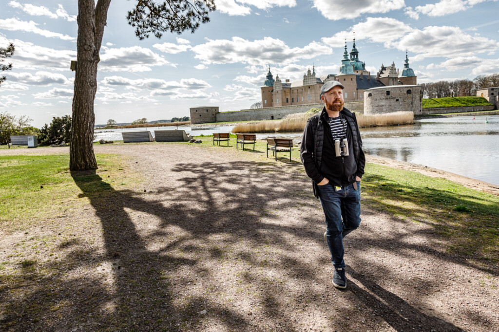 Jonas Waldenström promenerar vid Kalmar slott.