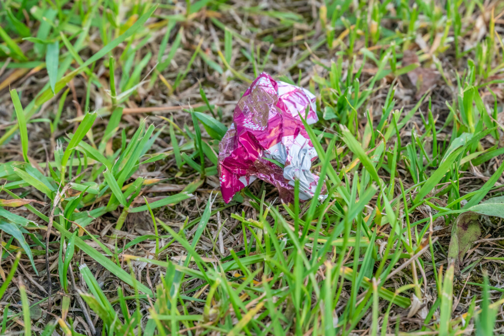 Godispapper på gräsmatta