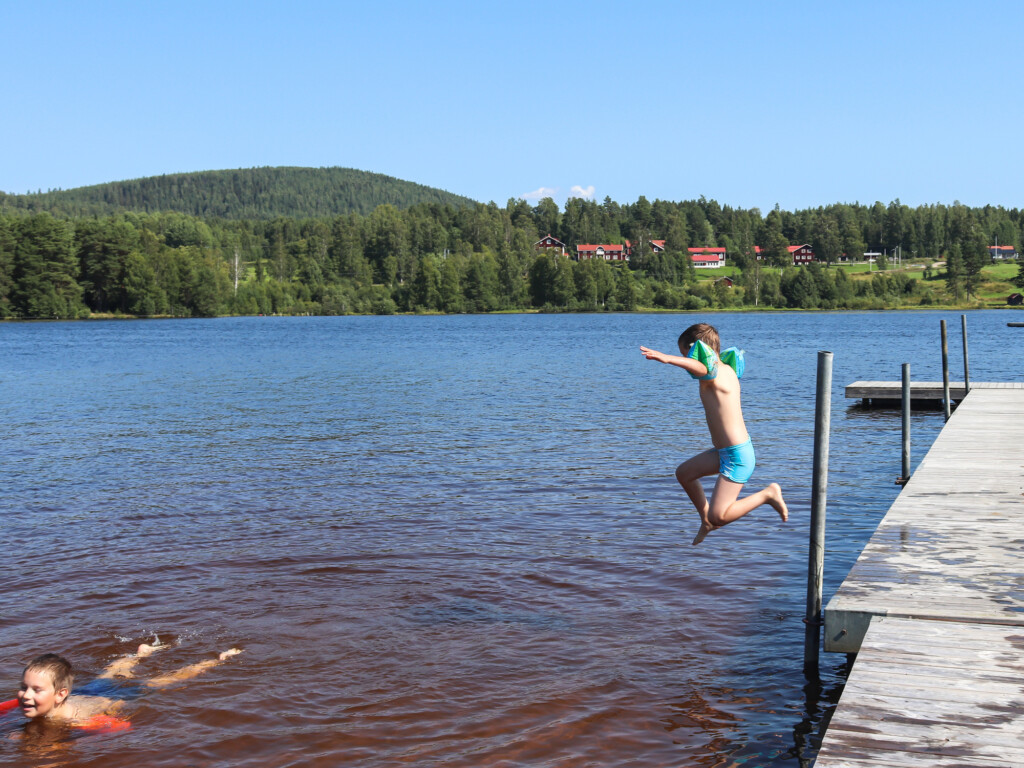 Pojke hoppar från badbrygga