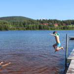 Pojke hoppar från badbrygga