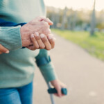 Person hjälper äldre person