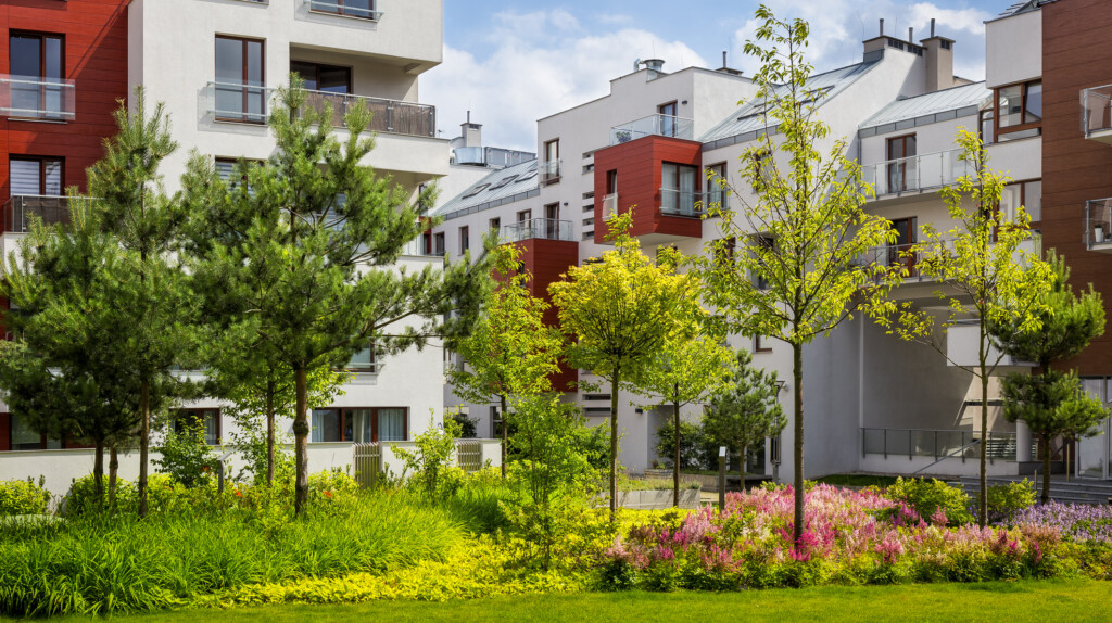 Bostadshus med träd och blommor