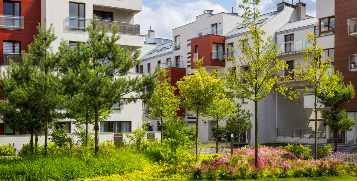 Bostadshus med träd och blommor