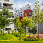 Bostadshus med träd och blommor