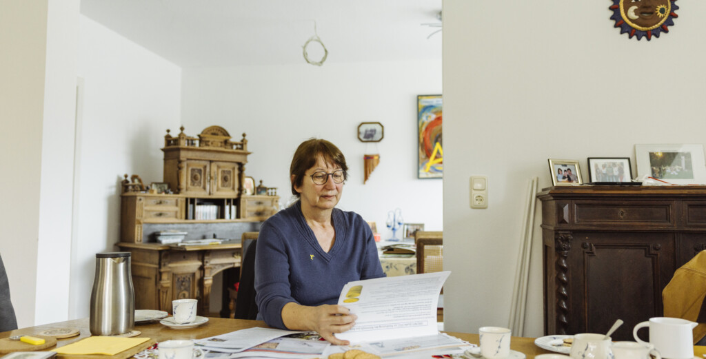 Heike Wiegel bläddrar i dokument