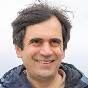 Porträttbild Amir Garmabaki.