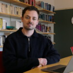 Thomas Keating vid ett skrivbord