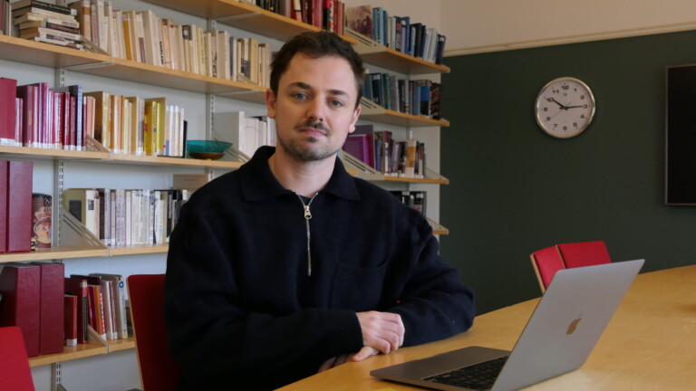 Thomas Keating vid ett skrivbord