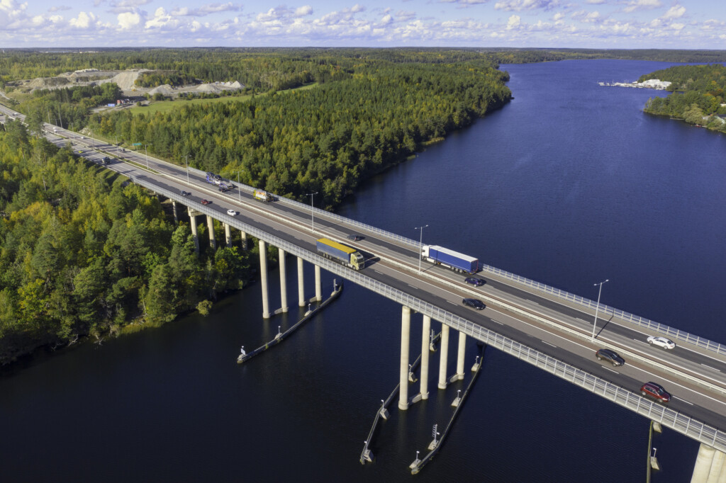 Trafikerad bro över Mälaren