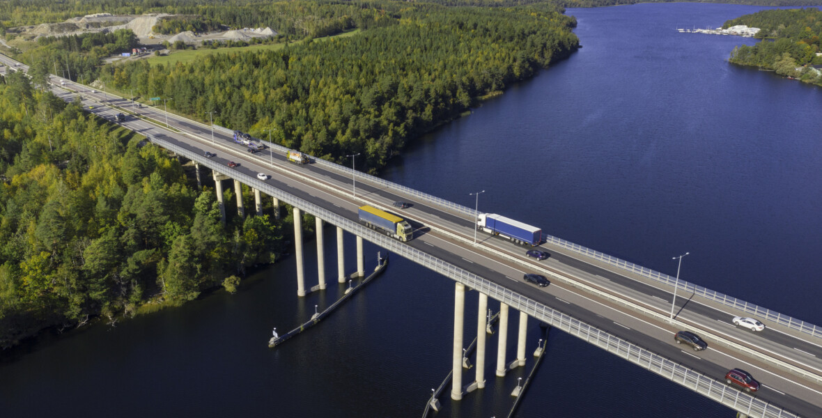 Trafikerad bro över Mälaren