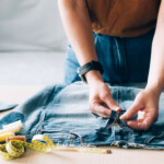 Person lagar ett par jeans