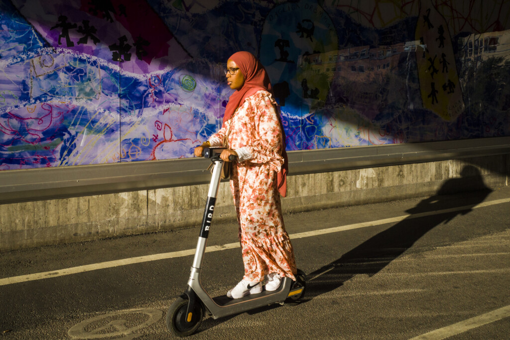 Kvinna åker på elsparkcykel