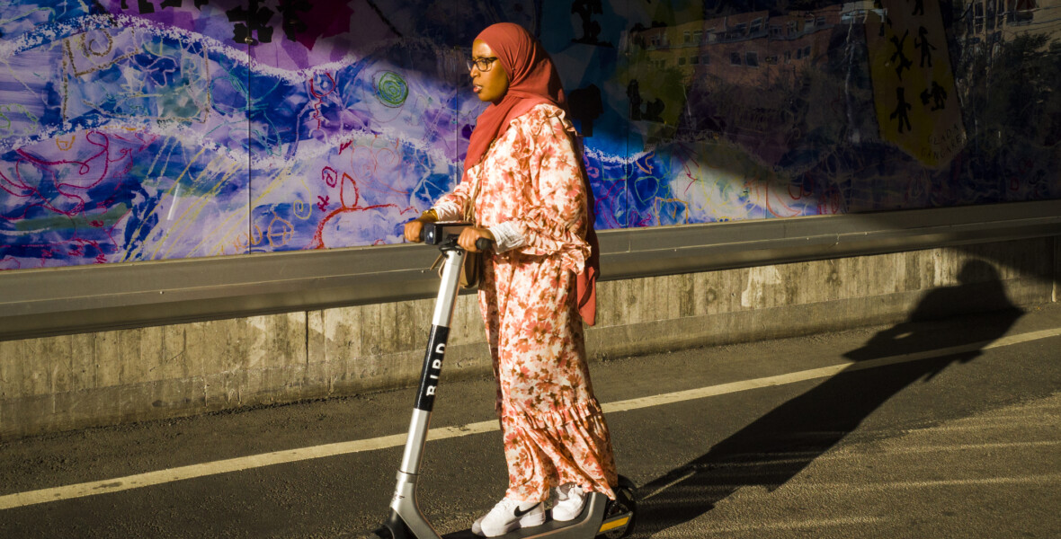 Kvinna åker på elsparkcykel