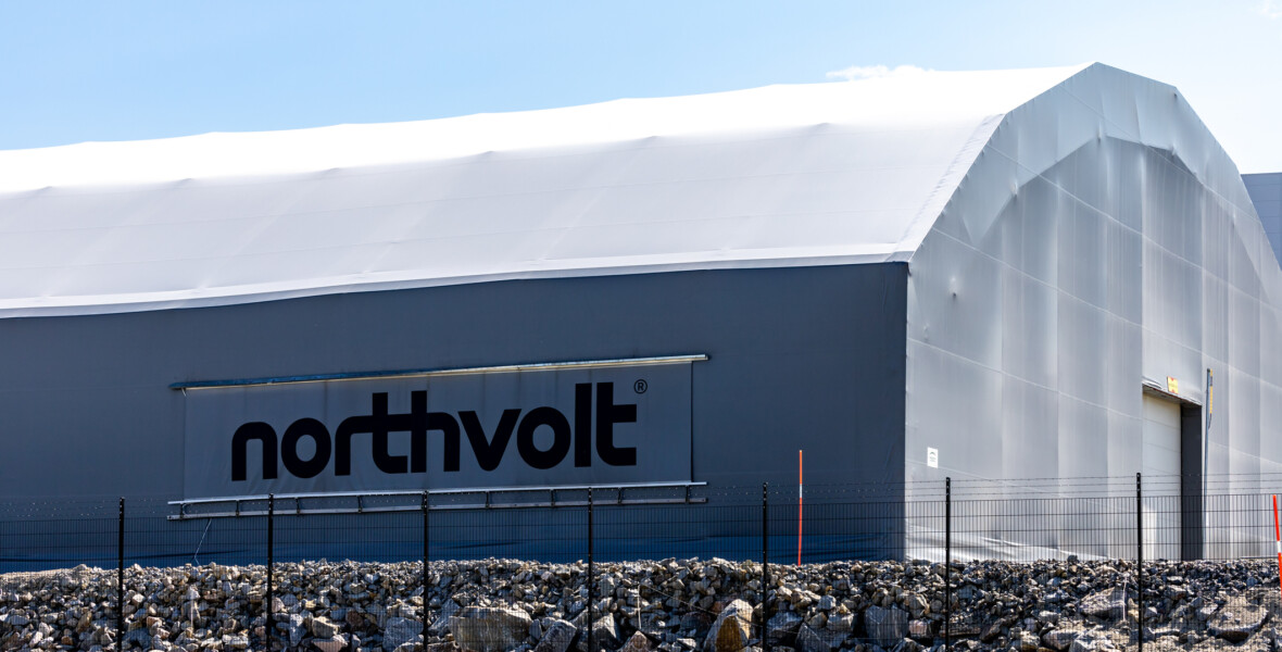Byggnad med Northvolts logga