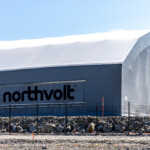 Byggnad med Northvolts logga