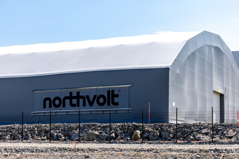 Byggnad med Northvolts logga