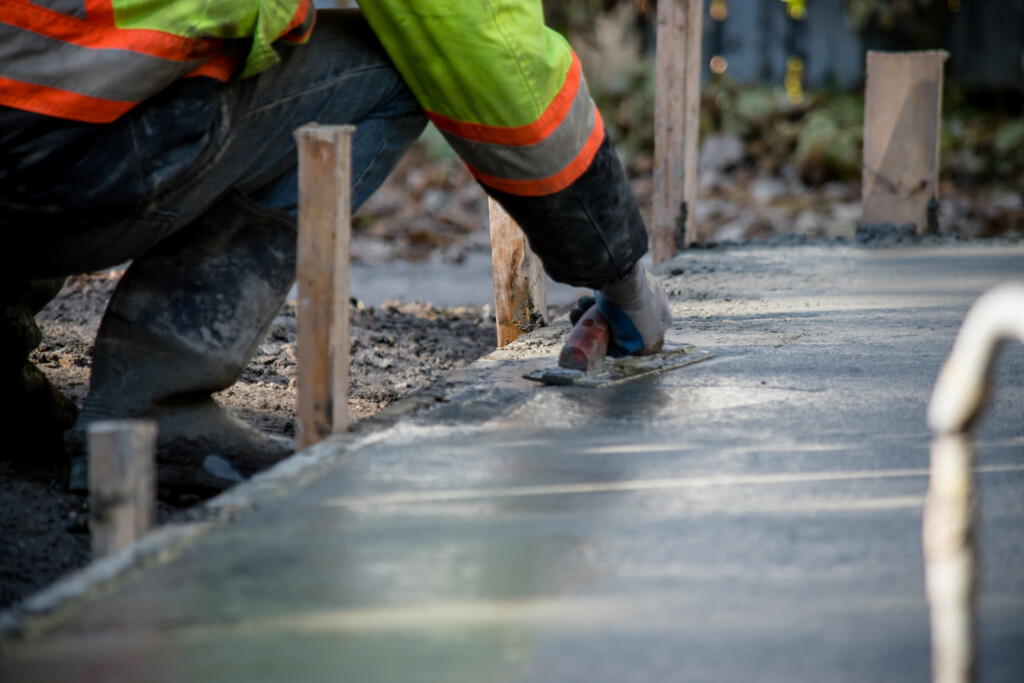 Person breder ut cement
