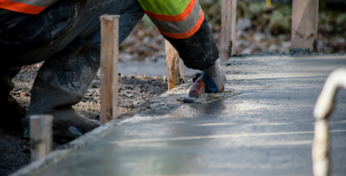 Person breder ut cement