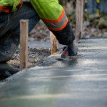 Person breder ut cement