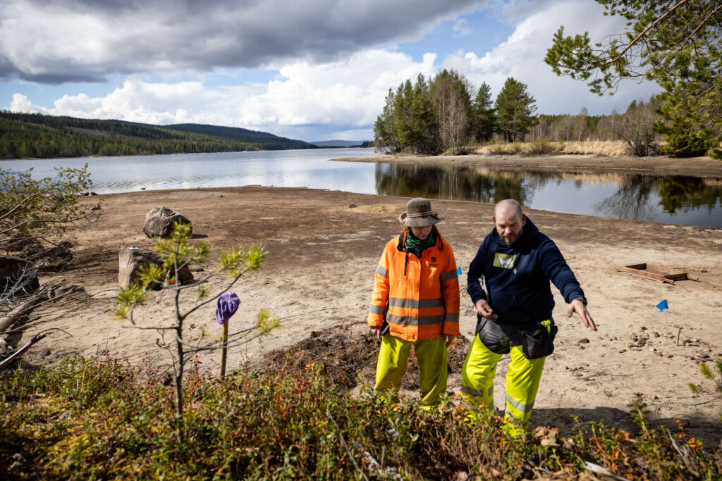 Två personer på en strand