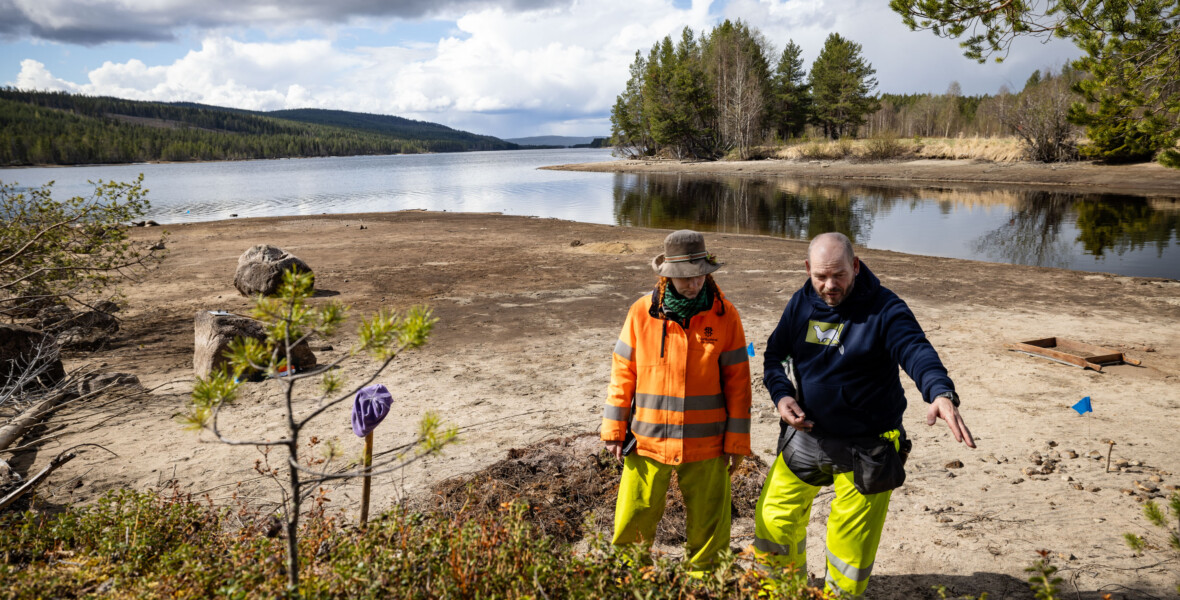 Två personer på en strand
