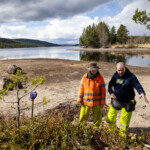 Två personer på en strand