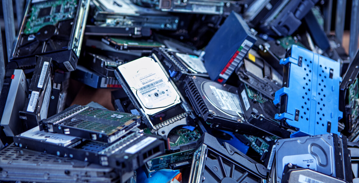 Hårddiskar ligger i en hög