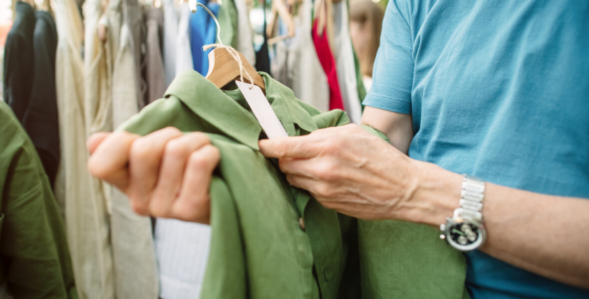 Person tittar på prislapp