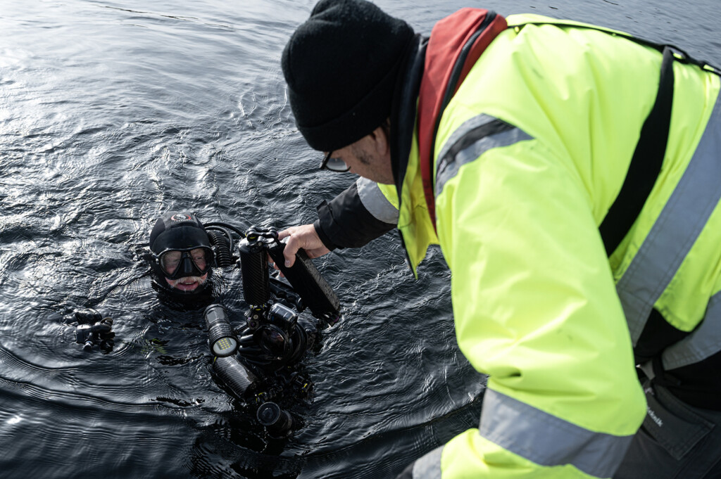 Person assisterar dykare