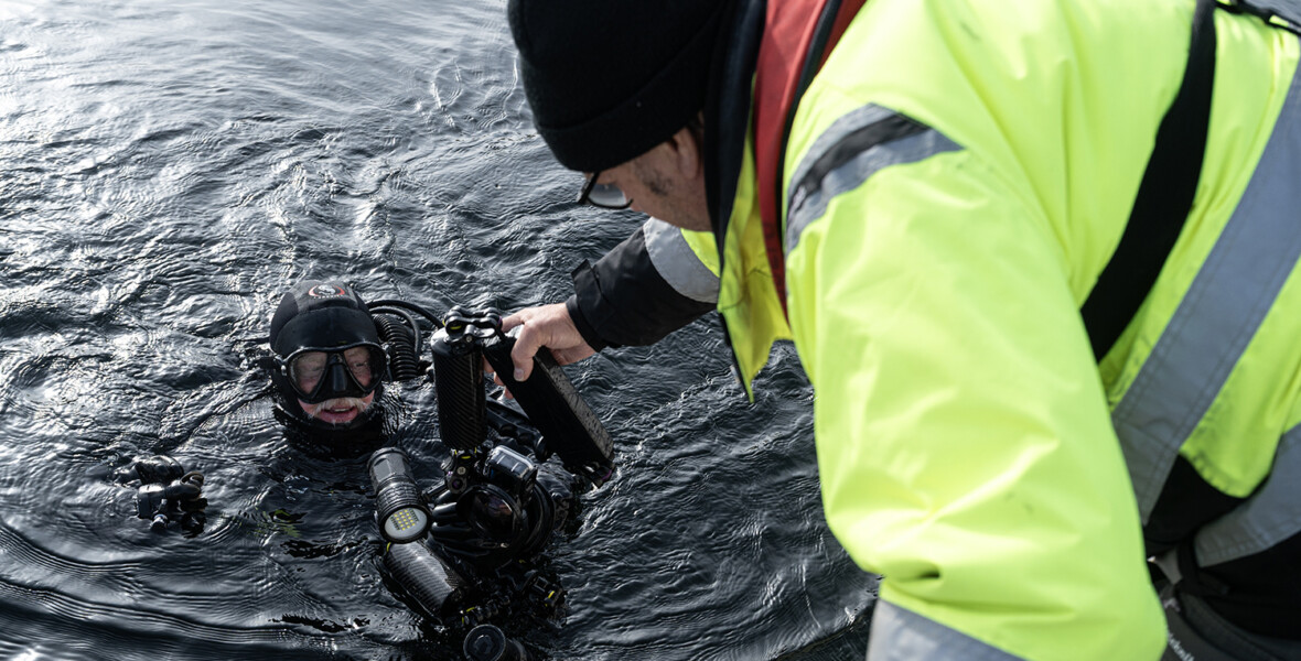 Person assisterar dykare