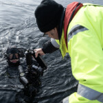 Person assisterar dykare