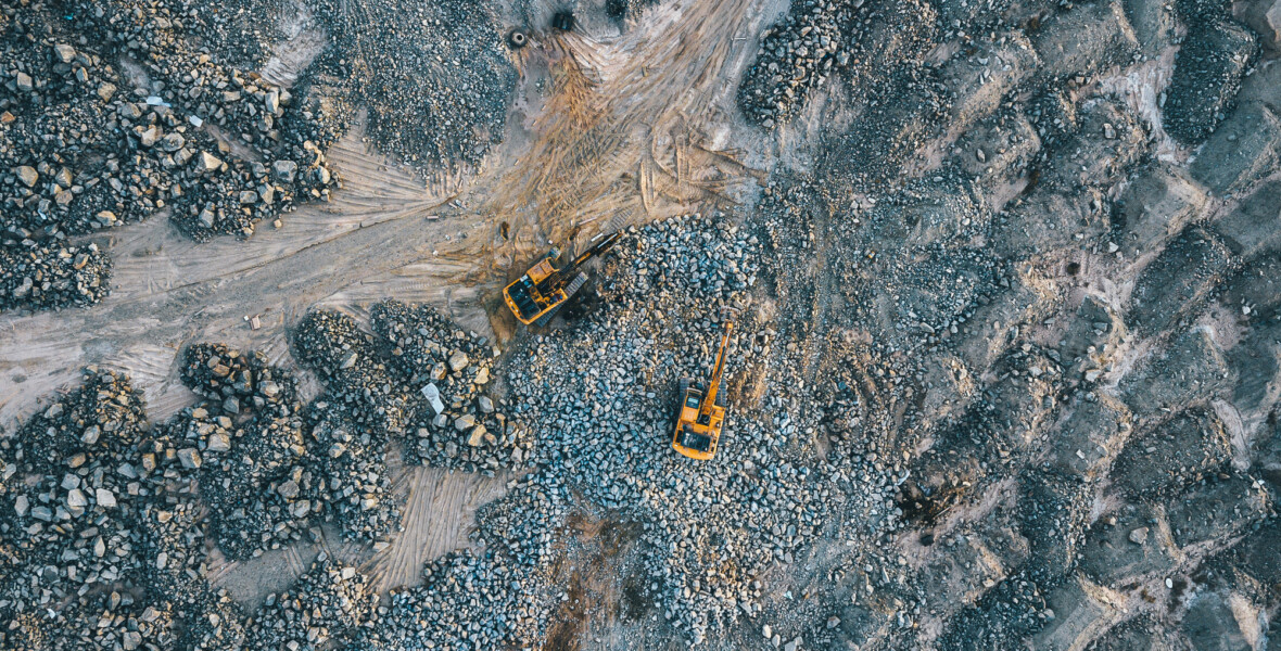 Två grävmaskiner i ett dagbrott