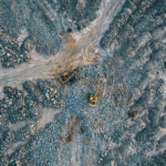 Två grävmaskiner i ett dagbrott